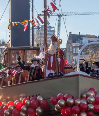 Sinterklaas vaart over de Amstel de stad binnen