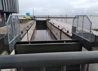 De sluiswachter op IJburg fietst van de ene sluis naar de andere