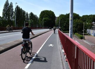 Prioriteit voor verbeterde verbinding voor ov en fiets naar Zeeburgereiland nodig