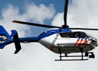 Auto gezonken bij Zuider IJdijk, bestuurder nog niet gevonden