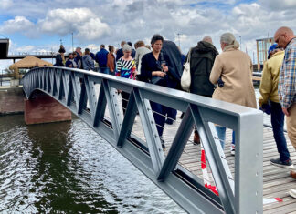 Nieuwe voetgangersbrug op IJburg verbindt buurt en haven
