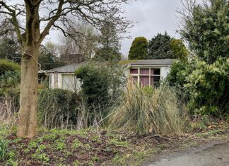 Brand verwoest twee schuurtjes bij de bungalow in Park Frankendael