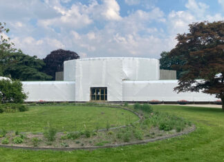 Gebouw ingepakt. Is Christo in Oost weer tot leven gekomen?