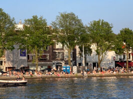 Zwemmen kun je op veel plekken in Oost. Buiten, of toch maar binnen?
