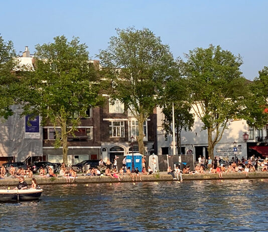 Zwemmen kun je op veel plekken in Oost. Buiten, of toch maar binnen?