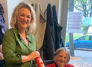 Ineke Knopper onderscheiden met Andreaspenning voor haar grote inzet in Amsteldorp