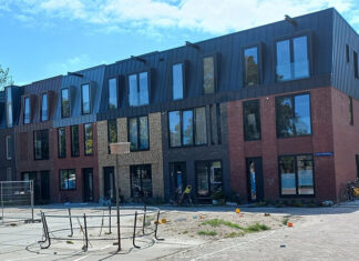 Het nieuwe Alan Turingplein met twintig woningen opgeleverd