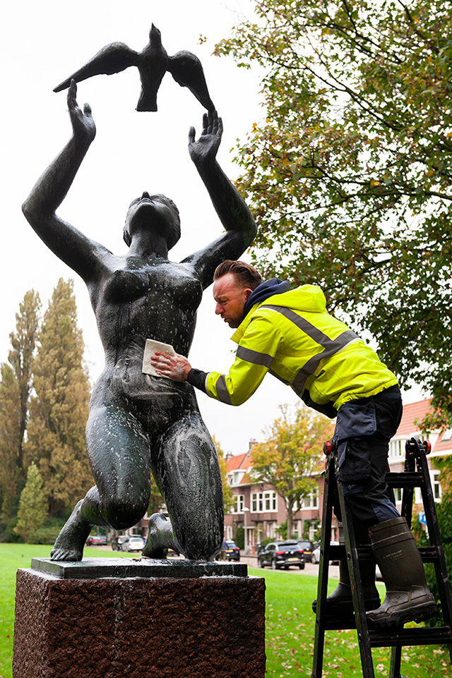 Knap werk: kunstwerken vernevelen.