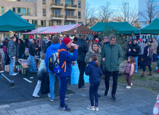 Genieten van de winterzon op de Wintermarkt in de Eenhoornbuurt