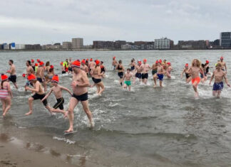 Zo’n 450 bikkels duiken op Nieuwjaarsdag het koude water van Strand IJburg in
