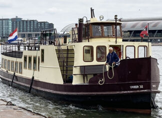 Historische IJveer XI vaart iedere zondag over het IJ naar Durgerdam en Nieuwendam
