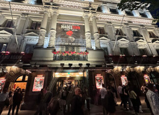 Hadestown in Carré: muziek, mythe en een zomeravond aan de Amstel