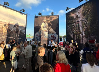 Monumentale drijvende installatie ‘Waves around the World’ bij Oosterdok imponeert