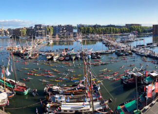 Kanoërs uit Oost brengen saluut aan Tall Ships tijdens Sail Out
