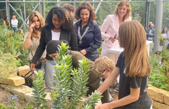 Burgemeester Femke Halsema opent nieuwe klimatenkas in de Hortus