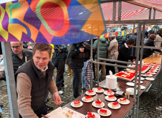 Taart op de Dam: Amsterdammers vieren 750ste verjaardag