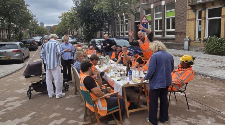 Feestje voor de werklui die groot onderhoud Hogeweg uitvoerden