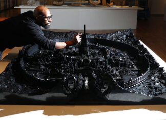 Afrofuturistisch kunstwerk van miljoen zwarte Lego-stenen tijdelijk in Wereldmuseum