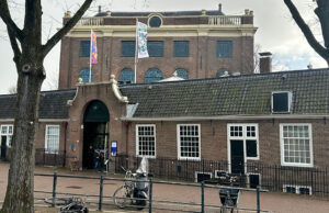 Canon van Amsterdam zichtbaar op straat. Portugese Synagoge