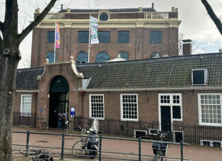 Canon van Amsterdam zichtbaar op straat. Portugese Synagoge