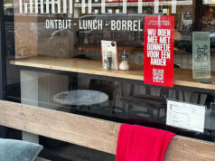 Mensen met kleine beurs drinken gratis ‘uitgestelde’ koffie of thee bij buurtcafé of koffiezaak