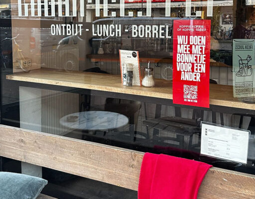 Mensen met kleine beurs drinken gratis ‘uitgestelde’ koffie of thee bij buurtcafé of koffiezaak