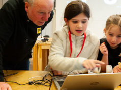 Geluiden uit Oost: ‘Een podcast maken kan iedereen leren’.
