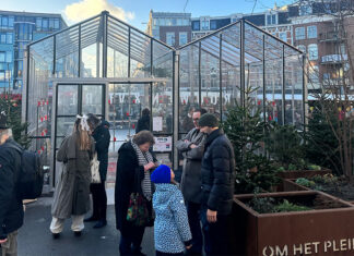 Rouwen en vieren. Eerste bezoekers stappen kas op Dapperplein binnen