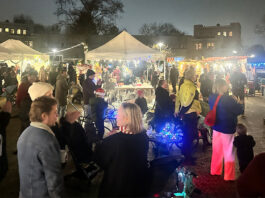 Kerstmarkt Betondorp straalt op de Brink: dorpsgevoel in volle glans