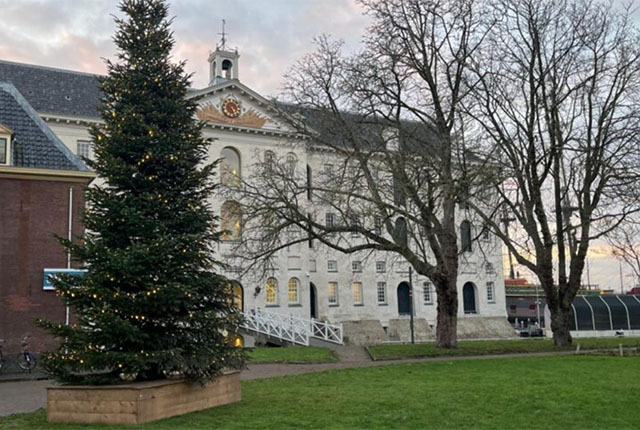 Kerstboom op het Marineterrein brengt licht en verbinding
