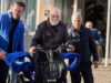 ‘Buurtvader’ Ali al 18 jaar onmisbaar in Indische Buurt: VriendenLoterij verrast hem met elektrische driewielfiets