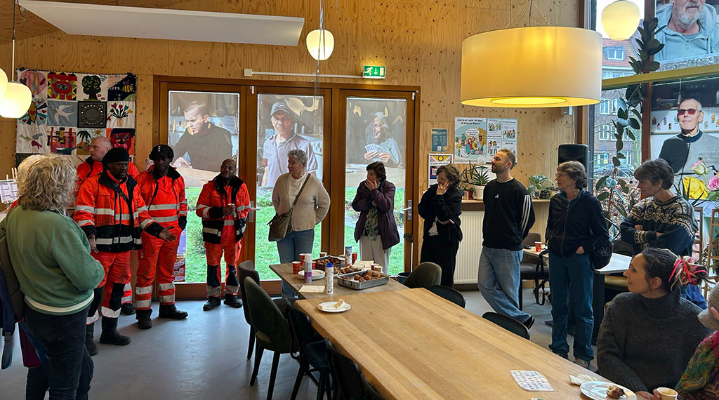 Afval Activisten in de Indische Buurt maken kennis met de vaste veegploeg