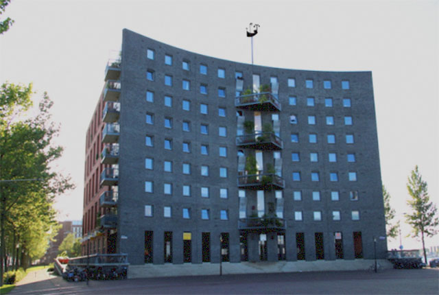 Windwijzer als herinnering aan de Azart op gebouw Wladiwostok