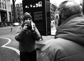 ‘Hier woont de wereld’: foto-expo op het Javaplein vraagt om stemmen
