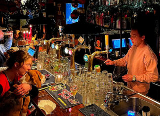 Bar Guzzo als vaste huiskamer op het Kattenburgerplein