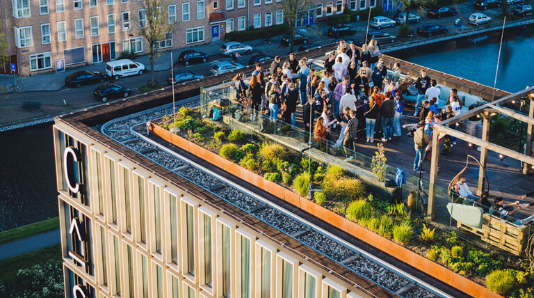 Vernieuwd dakterras GAPP: buurtcafé op hoogte met Amsterdamse smaken