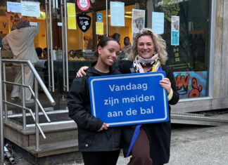Meiden claimen ruimte op sportplein bij Tugelahuis