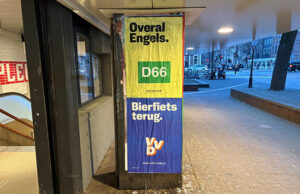 Mysterieuze posters nemen politieke partijen op de hak op het Weesperplein