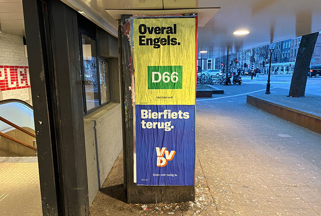 Mysterieuze posters nemen politieke partijen op de hak op het Weesperplein