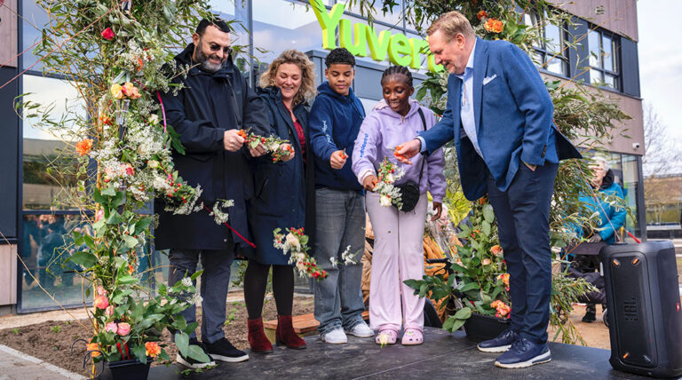 Oos Kesbeke opent nieuw schoolgebouw Yuverta in de Watergraafsmeer