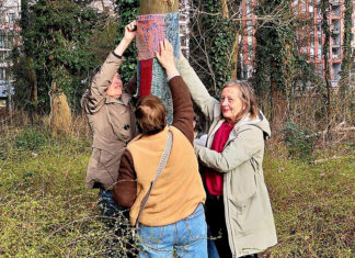 Yarnbombing in Amstelbosje vraagt aandacht voor bomen in toekomstig buurtgebied
