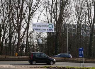 Klimmers hangen spandoek bij Utrechtsebrug tegen kap van 600 bomen