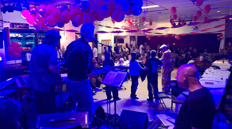 Clubhuis Kindervreugd viert heropening als nieuwe bruisende plek voor Indische Buurt