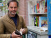 Psycholoog bij boekenkastje