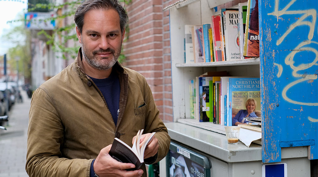 Psycholoog bij boekenkastje