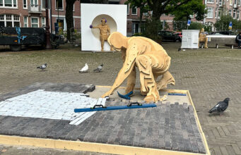Levensgrote tussenmensen op het Krugerplein: niemand staat echt op een voetstuk