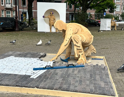 Levensgrote tussenmensen op het Krugerplein: niemand staat echt op een voetstuk