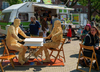 Stuck in the Middle zet tussenmensen in het licht op het Krugerplein