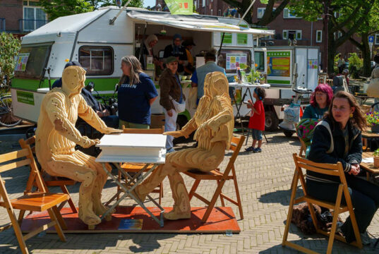 Stuck in the Middle zet tussenmensen in het licht op het Krugerplein