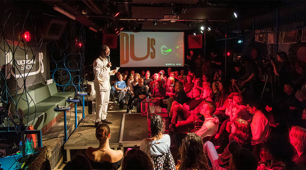 Van Zwarte Gaten tot een Gat in de Markt: Akwasi duikt in leegte met cultuurformat DUS